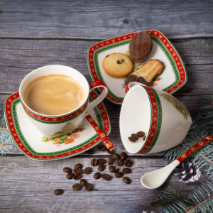 Комплект 2 коледни чаши с 2 чинийки и 2 лъжички