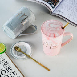 Чаша с капак и лъжичка Mr 400 мл на ниска цена от Max-Shop