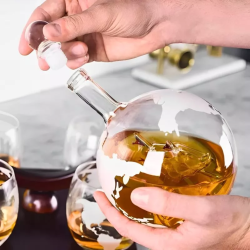 Сервиз за уиски с Чаши – Oak & Steel World Globe на ниска цена от Max-Shop