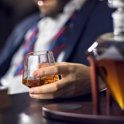 Комплект Гарафа с Две Чаши – Диаманти Deluxe на ниска цена от MaxShop