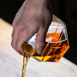 Комплект Гарафа с Две Чаши – Диаманти Deluxe на ниска цена от MaxShop