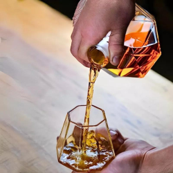 Комплект Гарафа с Две Чаши – Диаманти Deluxe на ниска цена от MaxShop