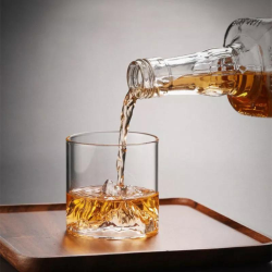 Подаръчен комплект за уиски Mountain на ниска цена от MaxShop