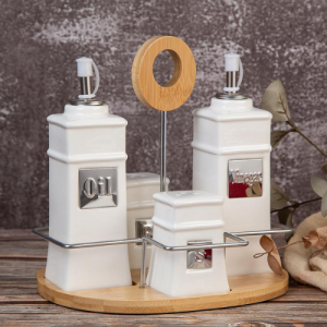 Оливерник на дървена стойка