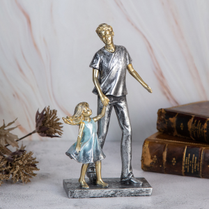 Статуетка баща с дъщеря