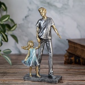 Статуетка баща с дъщеря