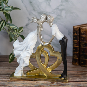 Арт фигура на влюбена двойка