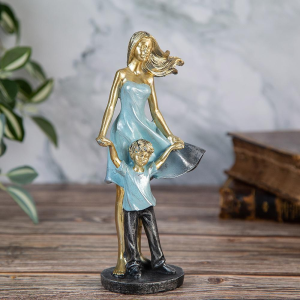 Арт фигура на жена с дете