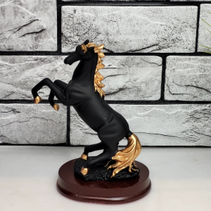 Статуетка на изправен Кон