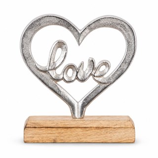 Сребристо метално сърце с изписана дума Love върху правоъгълна дървена основа