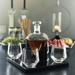 Комплект Гарафа за Вино с Четири Чаши – Диаманти на ниска цена от MaxShop